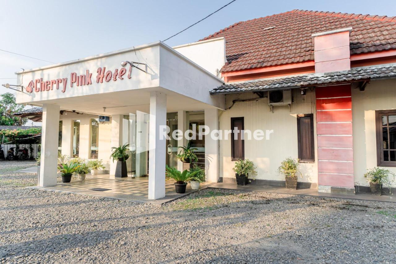 Cherry Pink Hotel Medan Mitra Reddoorz Exterior photo