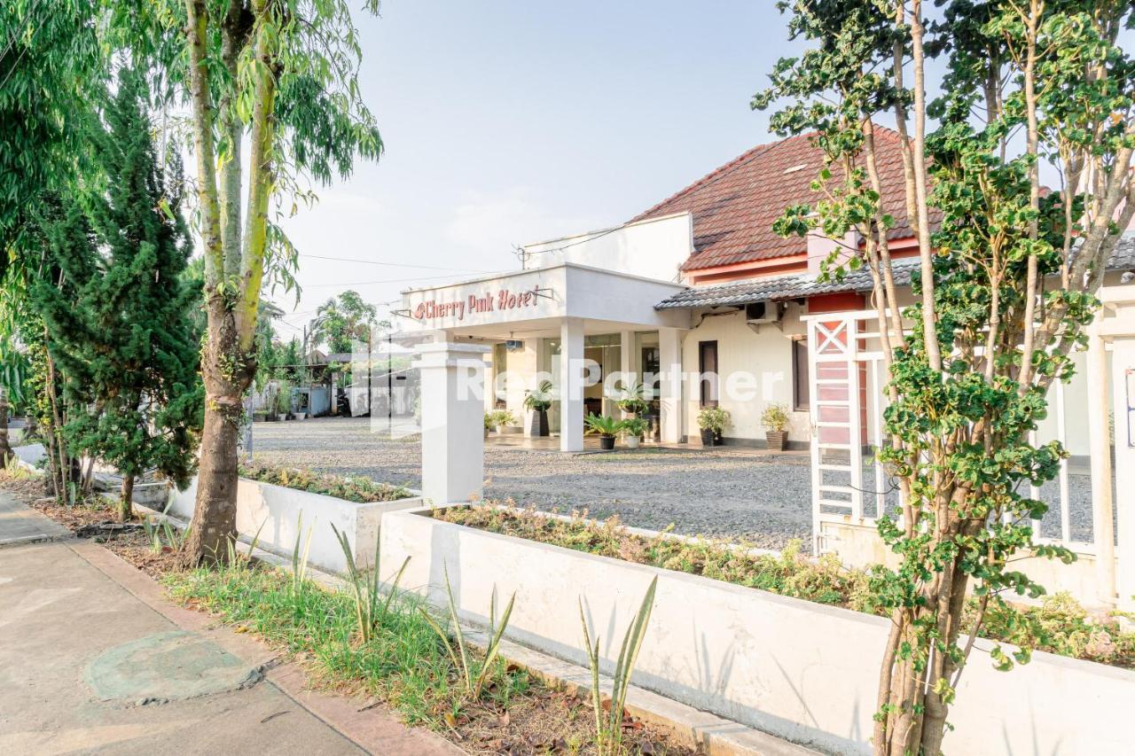 Cherry Pink Hotel Medan Mitra Reddoorz Exterior photo